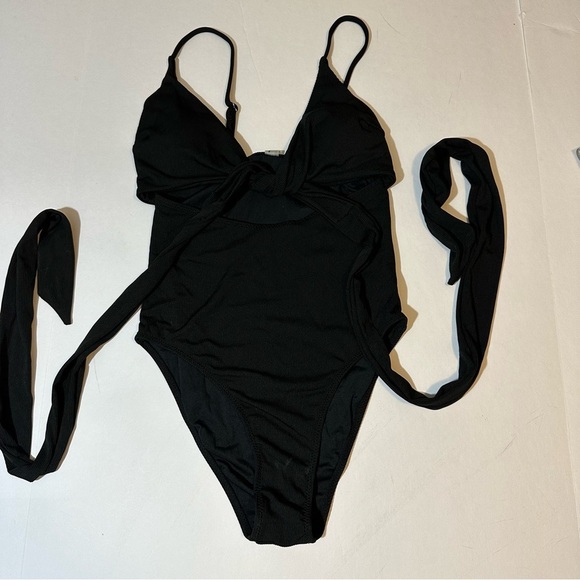 Cupshe tie front one piece - Picture 1 of 6